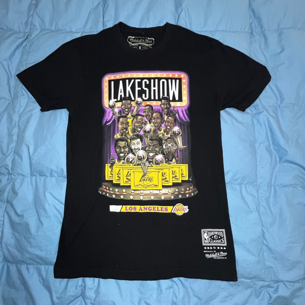 Los Angeles Lakers Mitchell and Ness T-shirt Medium
